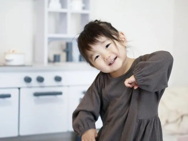 リトミックで元気に踊る子供たち