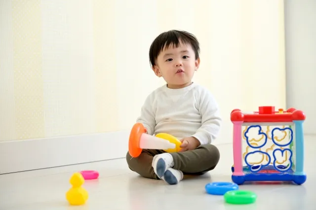 先生が子供たちに優しく寄り添い、温かく見守っている様子